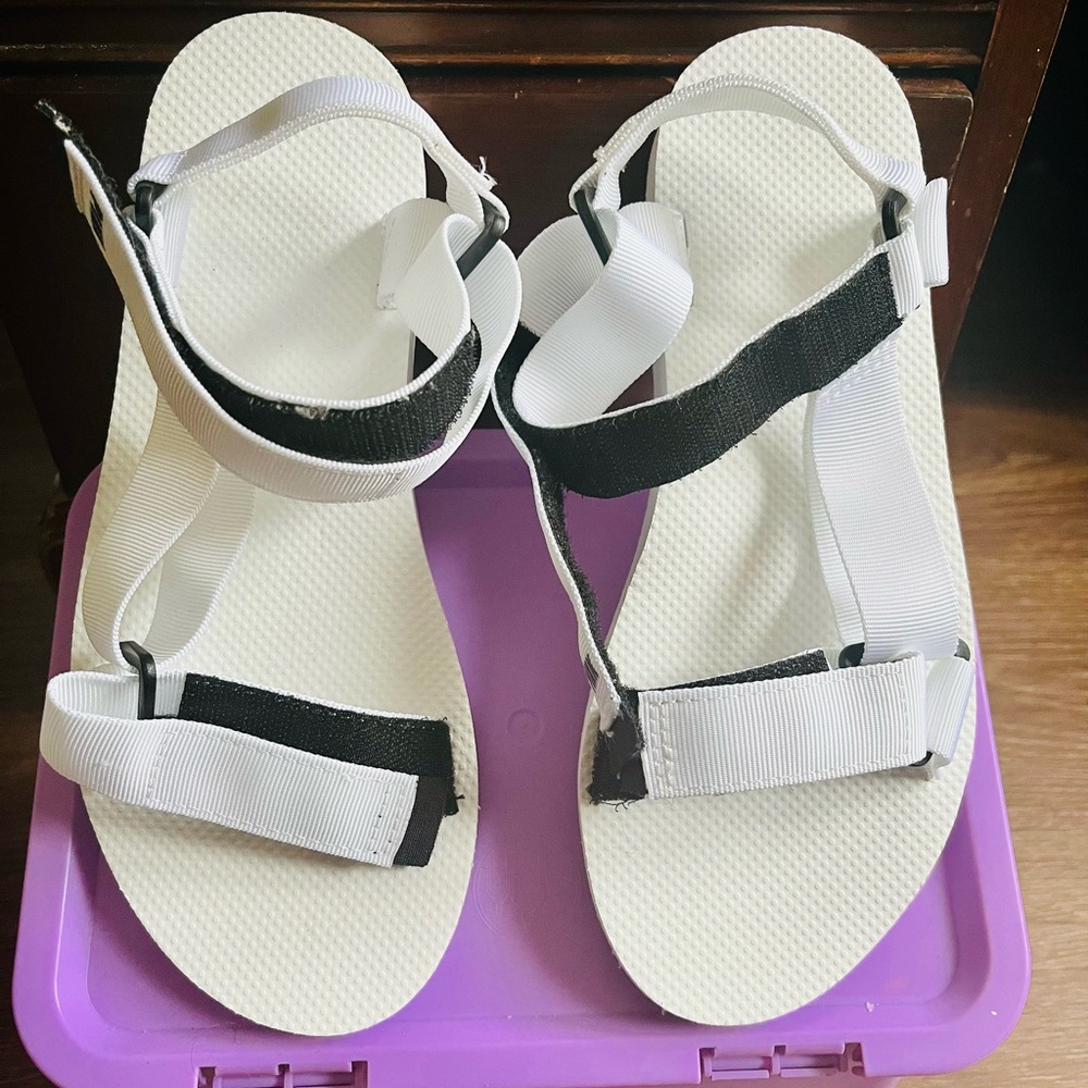 Womens Victoria’s secret’s Pink sandals.